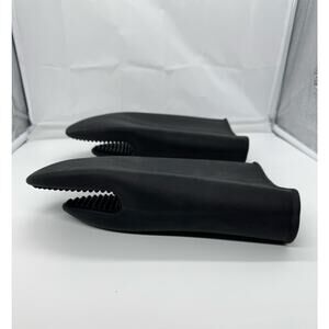 Set of 2 - Orka silicone oven mitts 10" black